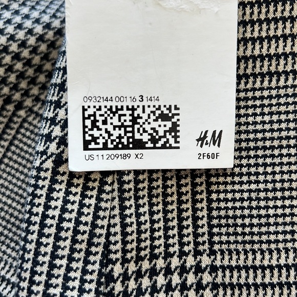 New with tags. H&M skirt. Size 6 - Picture 4 of 4